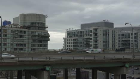 Autos-Und-Lastwagen-Fahren-Auf-Dem-Gardiner-Expressway,-Toronto