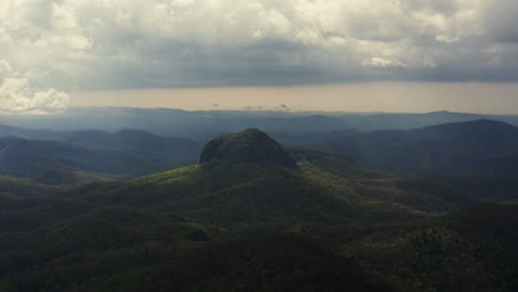 Morgenlicht-über-Looking-Glass-Rock-In-Der-Nähe-Von-Asheville,-NC-Auf-Dem-Blue-Ridge-Parkway