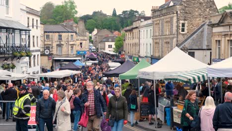 The-high-street-closed-to-traffic-and-packed-with-crowds-of-people-visiting-and-shopping-at-the-Frome-Farmers-Market-in-Somerset,-England