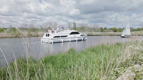 Fluss-Waveney-Suffolk-Broads-Tourismus-Wasserwege-Freizeit-Segeln