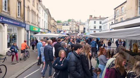 Geschäftige-Menschenmassen-Beim-Einkaufen-An-Lokalen-Ständen-Auf-Dem-Frome-Farmers-Market-Auf-Der-High-Street-In-Somerset,-England