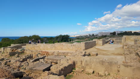 Una-Vista-Abierta-De-Las-Tumbas-De-Los-Reyes-En-Pafos,-Que-Muestra-Las-Extensas-Ruinas-De-Piedra-Y-Los-Senderos.