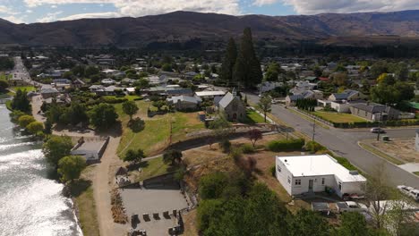 Nachbarschaft-In-Neuseeland-Mit-Häusern-Und-Wohnungen-Vor-Bergen-Und-Meer