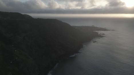 Die-Küste-Des-Joao-Bom-Trail-Bei-Sonnenuntergang-Mit-Blick-Auf-Das-Dorf-Mosteiros,-Luftaufnahme