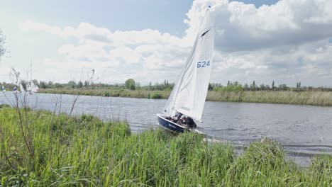 Segelboot-Wende-Fluss-Waveney-Suffolk-Broads-Freizeit-Aktivität-Sport