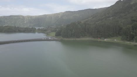 Sete-Cidades-In-Portugal-Mit-Ruhigen-Seen-Und-üppigen-Grünen-Bergen,-Luftaufnahme