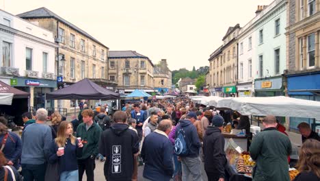 Massen-Von-Menschen-Besuchen-Und-Kaufen-Den-Beliebten-Frome-Farmers-Market-Mit-Ständen-Mit-Kunst,-Kunsthandwerk,-Essen-Und-Getränken-Auf-Der-High-Street-In-Somerset,-England.