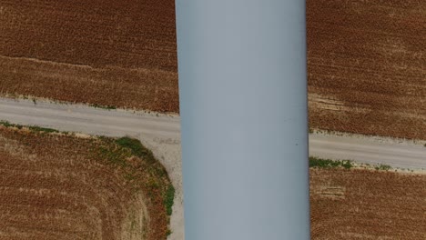 Pala-De-Hélice-De-Turbina-Eólica-Vista-Aérea-De-Arriba-Hacia-Abajo-Inspección-De-Cerca-Con-Tierras-De-Cultivo-Debajo