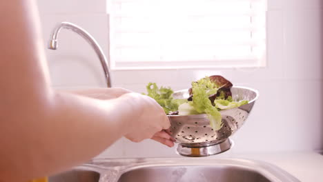 Close-up-on-a-woman-wringing-the-lettuce