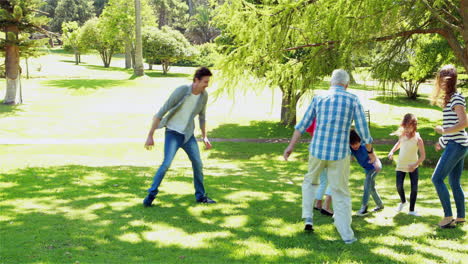 Familie-Spielt-Zusammen-Fußball