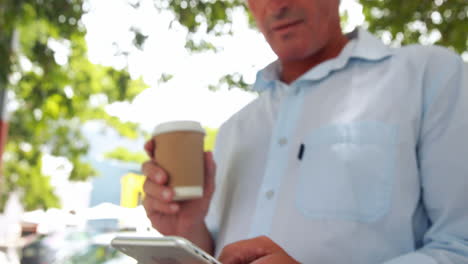 Hombre-Usando-Su-Teléfono-Inteligente-Mientras-Toma-Café