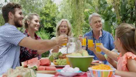 Familia-Feliz-Brindando-Juntos