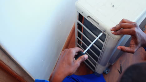 Mechaniker-Repariert-Klimaanlage