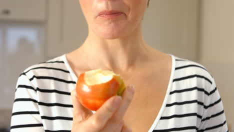Frau-Isst-Einen-Apfel