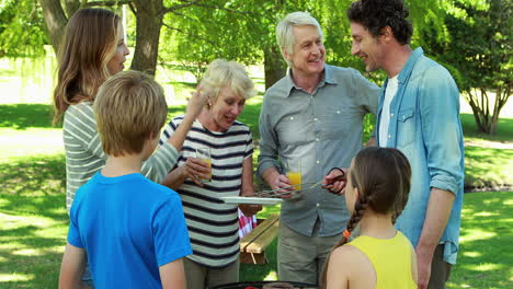 Familia-Haciendo-Una-Barbacoa