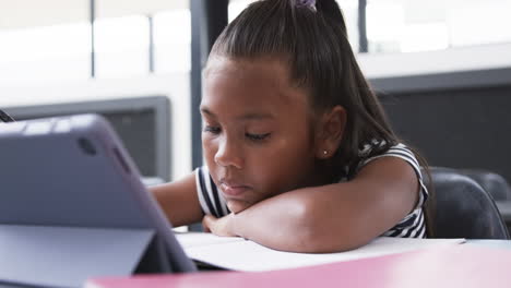 Im-Klassenzimmer-Konzentriert-Sich-Ein-Junges-Afroamerikanisches-Mädchen-Auf-Ihr-Tablet
