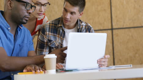 Colegas-Ocasionales-Que-Trabajan-En-Una-Computadora-Portátil