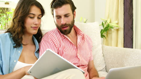 Couple-with-computer-tablet