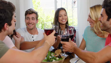 Glückliche-Freunde-Beim-Gesunden-Mittagessen-Mit-Wein-