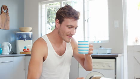 Mann-Trinkt-Kaffee-Und-Benutzt-Smartphone