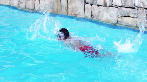 Niño-Nadando-Con-Un-Traje-De-Baño-Rojo-