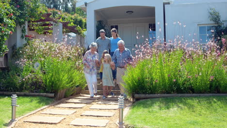 Familia-Extendida-Sonriendo-En-El-Jardín