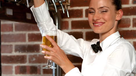 Barmaid-pulling-a-glass-of-beer-