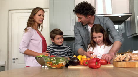 Linda-Familia-Preparando-El-Almuerzo