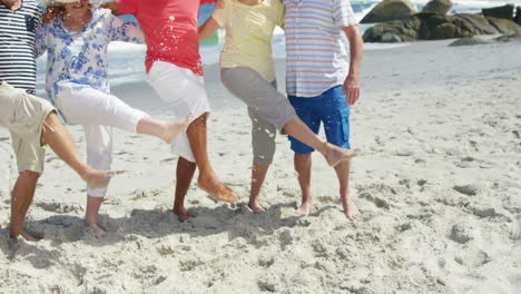 Amigos-Mayores-Bailando-En-La-Playa