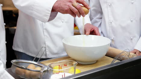 El-Cocinero-Gourmet-Está-Preparando-Huevos.