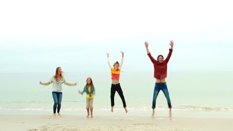 Familia-Sonriente-Saltando-Juntos