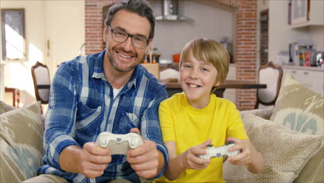 Padre-E-Hijo-Jugando-Videojuegos-Juntos