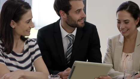 Gente-De-Negocios-Usando-Tecnología