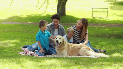 Familia-Con-Perro-En-El-Parque