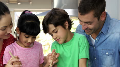 Eine-Glückliche-Familie-Kocht-Zusammen