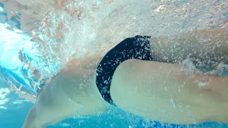 Underwater-view-of-man-swimming