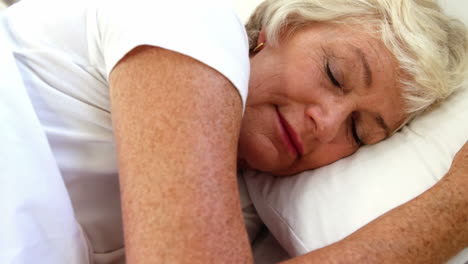 Senior-woman-sleeping-in-her-bed-