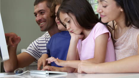 Familia-Feliz-Sonriendo-Y-Usando-Una-Computadora-Juntos