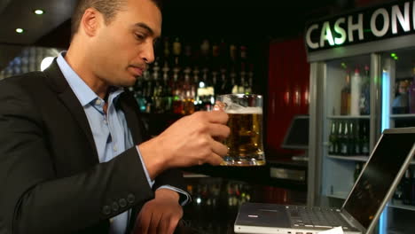Geschäftsmann-Trinkt-Ein-Bier-Und-Benutzt-Laptop