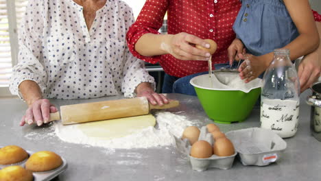 Kleine-Mädchen,-Oma-Und-Seine-Mutter-Bereiten-Kuchen-Vor