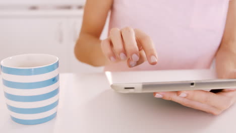 Frau-Mit-Tablet-Auf-Einem-Tisch