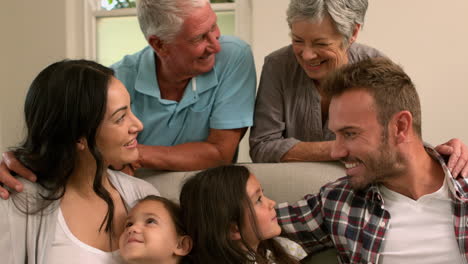 Familia-De-Varias-Generaciones-Sentadas-Juntas-En-El-Sofá