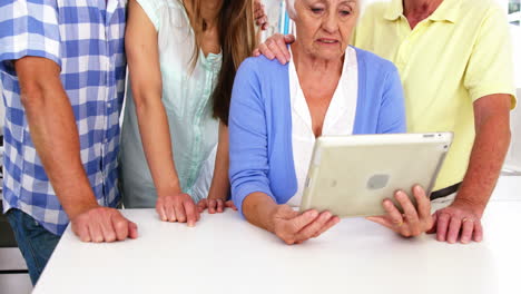 Glückliche-Familie-Schaut-Gemeinsam-Auf-Tablet-