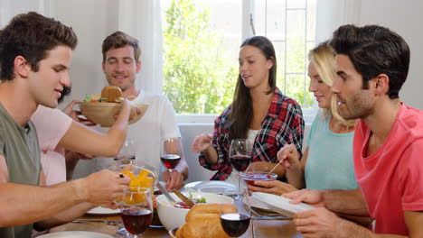 Amigos-Felices-Almorzando-Saludablemente-Con-Vino.-