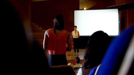 Junge-Geschäftsfrau-Stellt-Während-Eines-Seminars-Im-Auditorium-4k-Einer-Asiatischen-Rednerin-Fragen