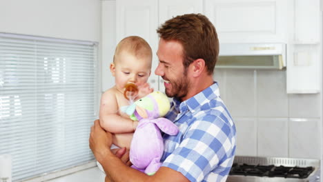 Padre-Feliz-Sosteniendo-Y-Abrazando-A-Su-Bebé