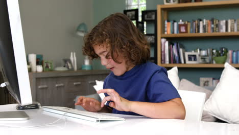 Niño-Escribiendo-En-El-Teclado