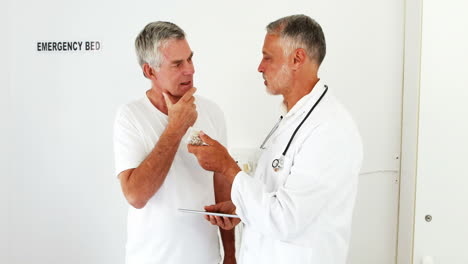 -Male-doctor-explaining-the-xray-radio-to-his-patient