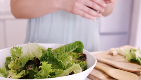 Close-up-on-a-woman-preparing-a-salad