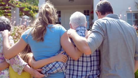 Familia-Extendida-Caminando-En-El-Jardín